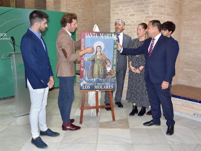 Ricardo Sánchez presenta el cartel de concesion de la Medalla de Oro de Los Molares a Santa Marta