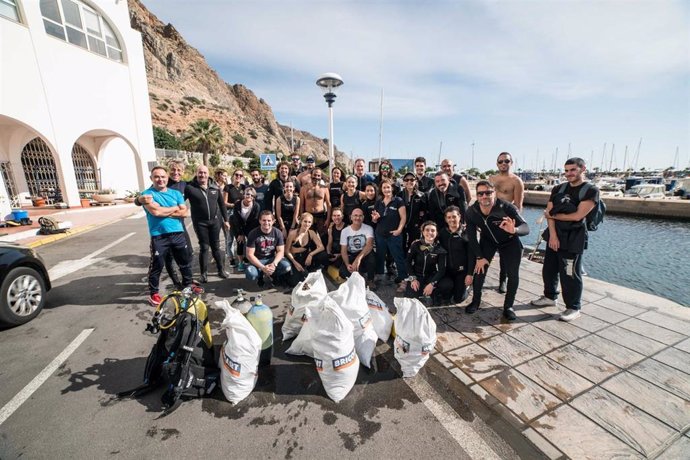 Buceadores recogen basura del fondo marino del puerto de Aguadulce en Roquetas de Mar (Almería)
