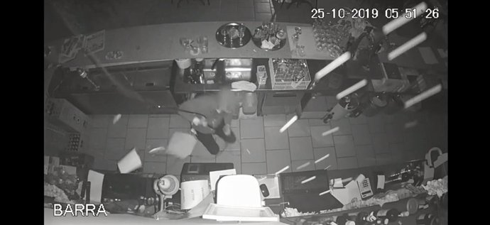 L'autor del robatori, amb ajuda del seu cmplice, va entrar al bar de Vilanova i la Geltrú (Barcelona) mitjanant  la lluerna i despenjant-se amb una corda.