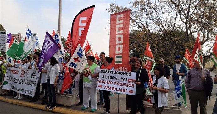 Andalucía.- Centenar de profesionales y delegados protestan en el Valme por la "falta" de sustituciones y los "recortes"