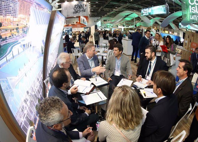 El presidente de la Diputación de Alicante, Carlos Mazón, se ha reunido esta mañana, en el marco de la World Travel Market de Londres, con el director ejecutivo de la Asociación Internacional de Turoperadores de Golf