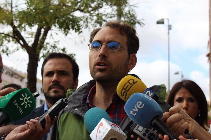 El coordinador general de IU Andalucía y portavoz de Adelante Andalucía, Toni Valero, atiende a los periodistas en Córdoba, secundado por el coordinador federal de IU, Alberto Garzón.