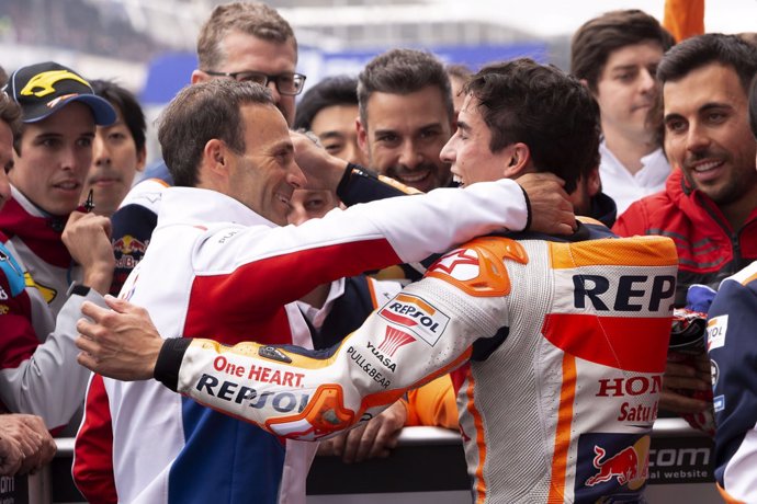 Alberto Puig felicita a Marc Márquez tras su triunfo en Le Mans