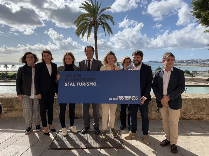 El President Del PP A Balears, Biel Company, I La Candidata Del PP Al Congrés Per Balears, Marga Prohens, Després d'Atendre Als Mitjans En Dalt Emmurallada.