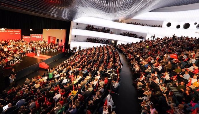 Mitin del líder del PSOE, Pedro Sánchez, en el Palacio de Congresos de Badajoz