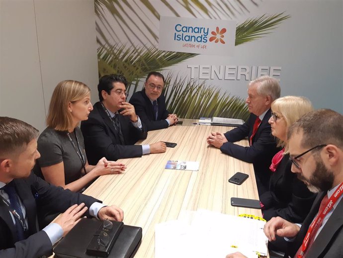 El presidente del Cabildo de Tenerife, Pedro Martín, se reúne con representantes de Jet2 durante la celebración de la World Travel Market