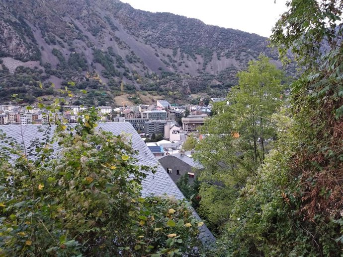Vista del centro de Andorra la Vella desde el Rec de l'Obac