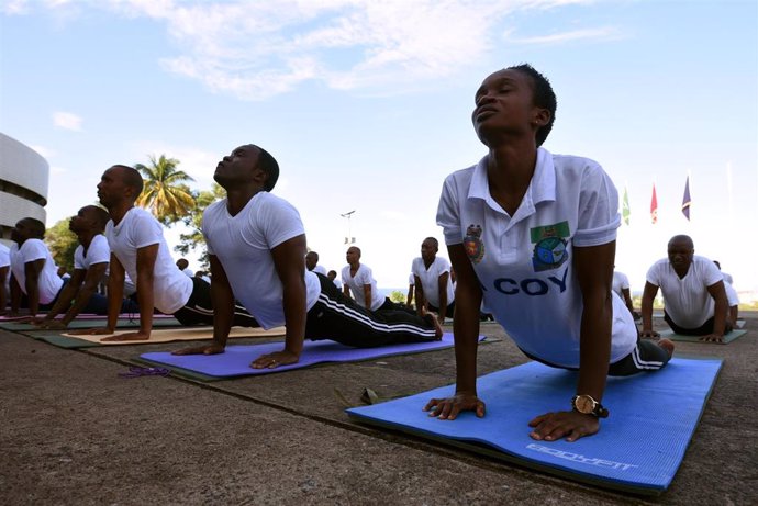 Soldados de Sierra Leona practican yoga