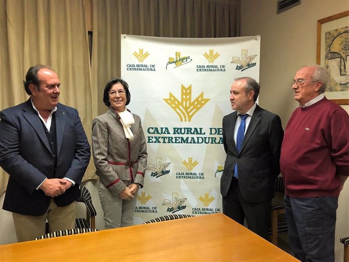 Visita del presidente de Caja Rural de Extremadura a la sede de la Asociación de Familiares de Personas con Alzheimer de Mérida