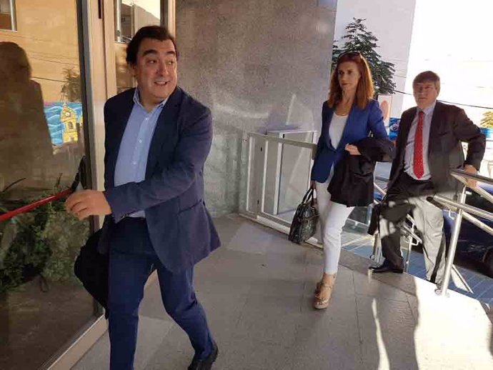 El exalcalde de Puertollano, Joaquín Hermoso Murillo, a la izquierda, a su llegada a la Audiencia Provincial de Ciudad Real.