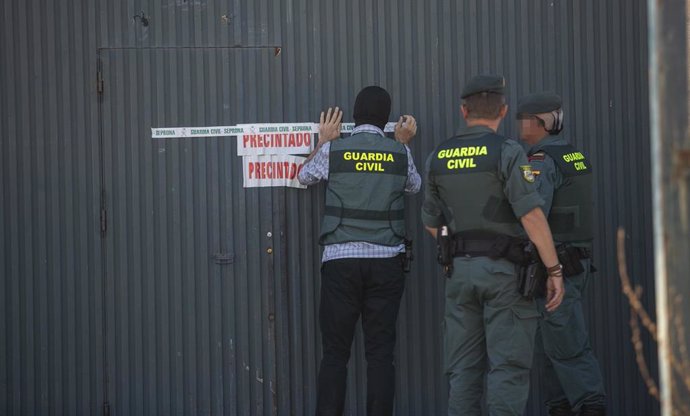 La guardia civil precinta la nave de Magrudis tras el registro.