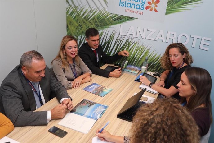 Reunión de la presidenta del Cabildo de Lanzarote, M Dolores Corujo, durante la WTM