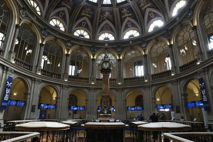 Economía/Bolsa.- El Ibex 35 modera su descenso al 0,09% y salva los 9.400 puntos