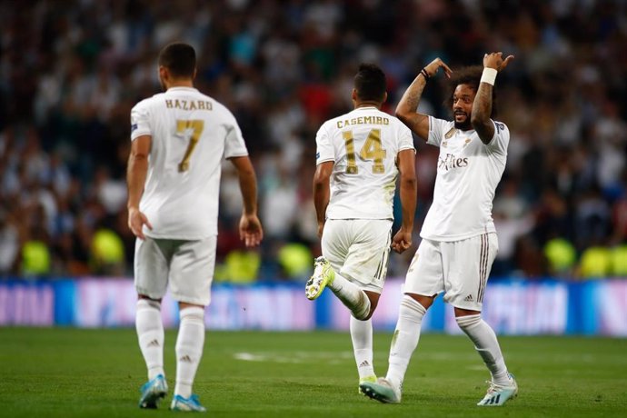 Marcelo anima a la grada tras el gol de Casemiro en el Real Madrid-Brujas de la Liga de Campeones 2019-2020
