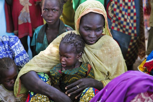 Una madre con su hijo desplazados en Camerún