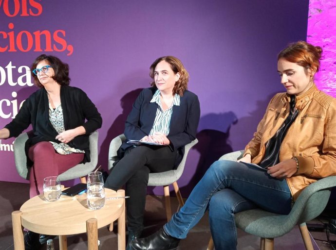Rosa Lluch, Ada Colau (comuns) y Gemma Ubasart en Girona