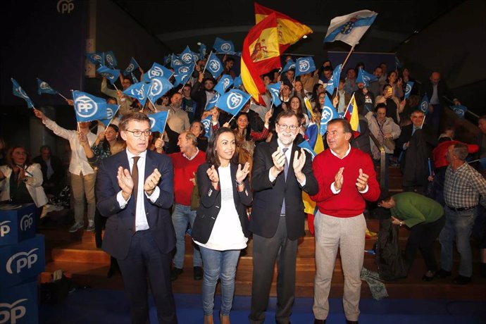 El presidente de la Xunta de Galicia, Alberto Núñez Feijóo, y el expresidente del Gobierno, Mariano Rajoy, en un mitin con los candidatos a las Cortes,  María Ramallo y Javier Guerra.