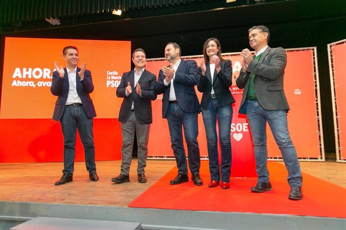 El secretario general del PSOE de Castilla-La Mancha, Emiliano García-Page, participa junto al ministro de Fomento en Funciones, José Luis Ábalos, en un acto público en Villarrobledo