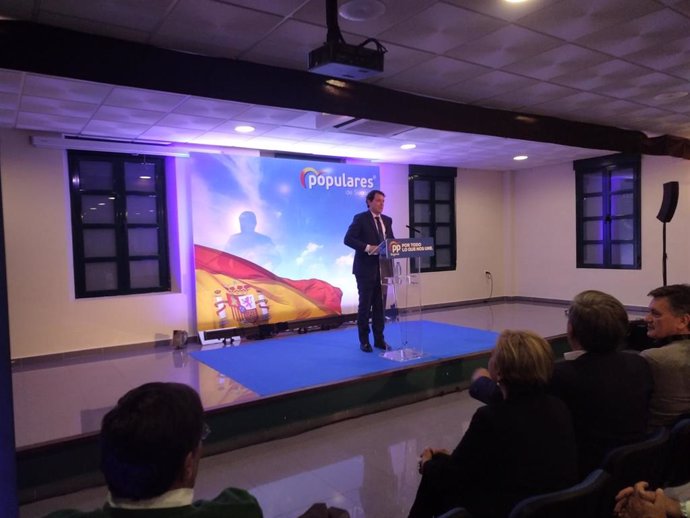 El presidente de la Junta de Castilla y León, Alfonso Fernández Mañueco, protagoniza un acto de campaña en el Ayuntamiento de Sanchonuño (Segovia)