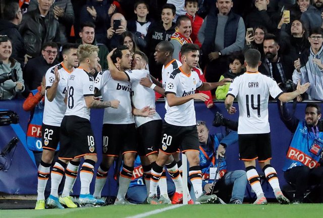 El Valencia celebra el triunfo en Champions ante el Lille