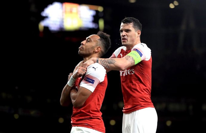 Los jugadores del Arsenal Pierre-Emerick Aubameyang y Granit Xhaka
