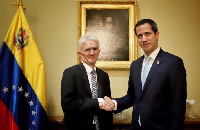 Mark Lowcock y Juan Guaidó durnate su encuentro en Venezuela.