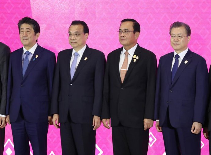 Moon Jae-in,  junto a Prayut Chan Ocha, Li Keqiang y Shinzo Abe.