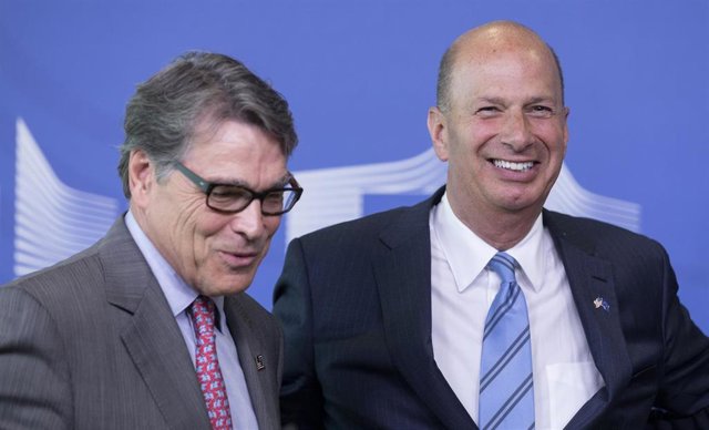 A key witness in the 'impeachment' against Trump rectifies and assures that there was 'quid pro quo' with Ukraine Rick Perry (izquierda) junto al embajador de EEUU ante la Unión Europea, Gordon Sondland
