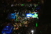 Las fuerzas de seguridad realizan disparos al aire para dispersar a manifestantes en un puente de Bagdad