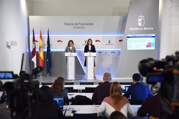 Las consejeras de Bienestar Social, Aurelia Sánchez, y la portavoz, Blanca Fernández, en rueda de prensa.