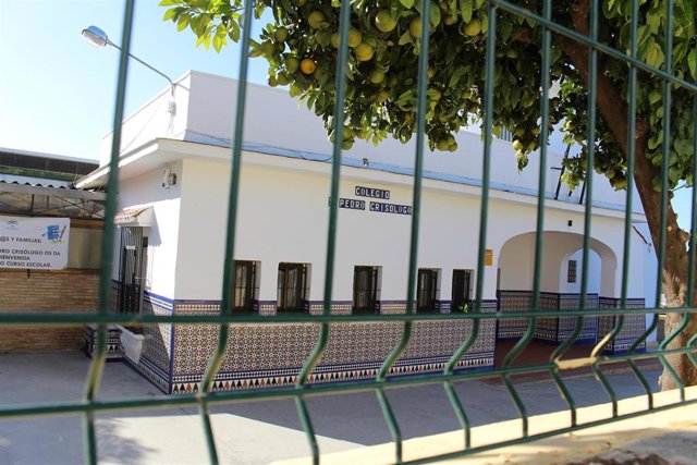 Imagen del colegio de San Juan de Aznalfarache (Sevilla) cerrado por la presencia de ratones