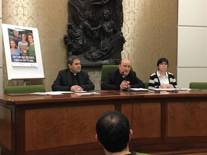 Vicente Rebollo, miembro del Comité Diocesano de Economía, Fidel Herráez, arzobispo de Burgos, y Ana María del Val, miembro de la Asamblea Diocesana.