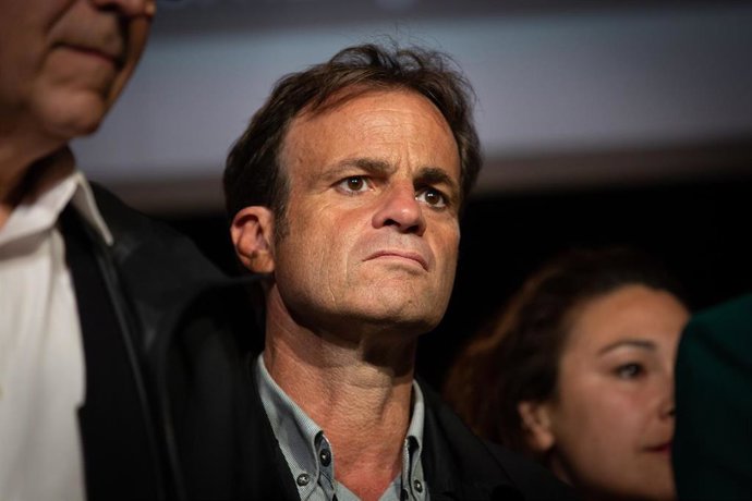 El diputat d'En Comú Podem Jaume Asens atén la roda de premsa d'Ada Colau