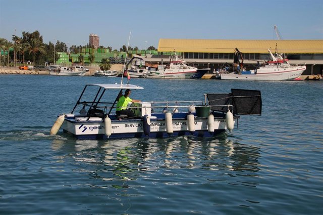 Embarcación de recogida de residuos del Puerto de Alicante.