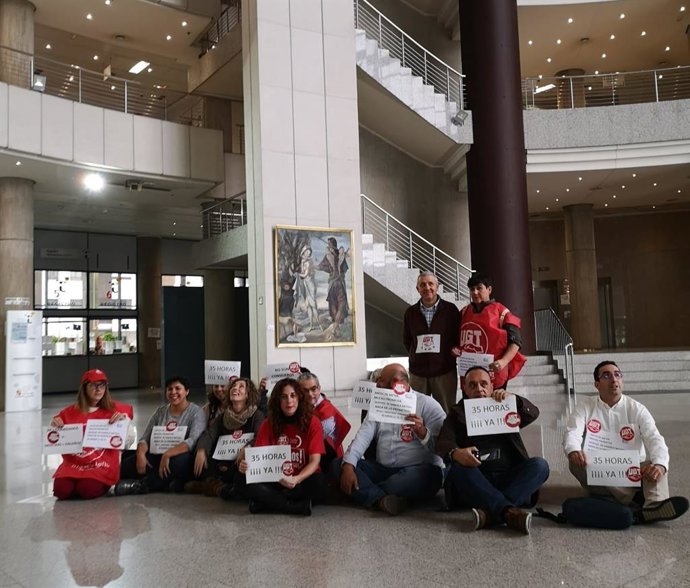 Delegados de UGT encerrados en la Delegación Territorial de la Junta en León.