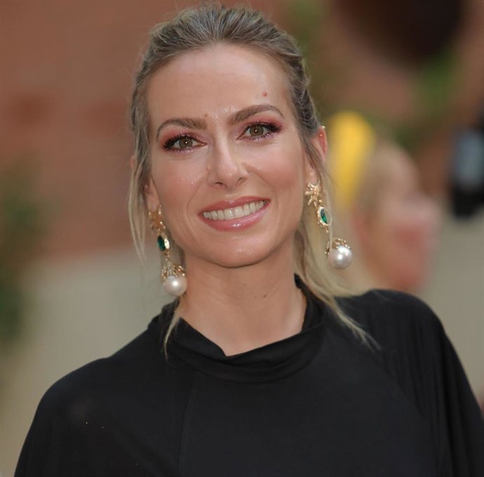 Kira miró abatida por la muerte de su padre pepe macdonald