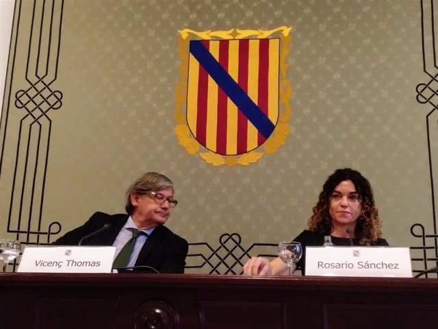 Vicenç Thomàs y Rosario Sánchez en rueda de prensa para presentar los Presupuestos en el Parlament.