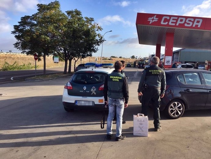 Guardia Civil en la intervención tras un atraco en una gasolinera en Gévora