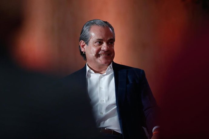 El número dos del partido naranja por Madrid, Marcos de Quinto, participando en la charla-coloquio sobre economía con miembros del partido.