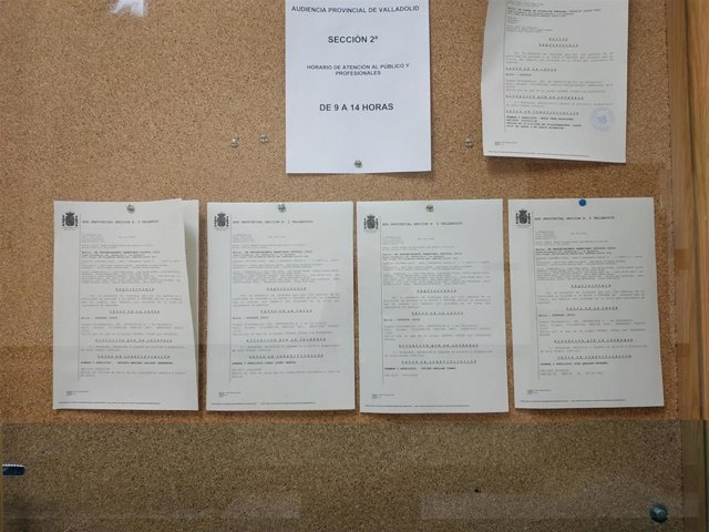 Tablón de anuncios de la Sección Segunda de lo Penal de la Audiencia de Valladolid donde figuran las requisitorias de los cuatro acusados por estafa y que están siendo buscados.