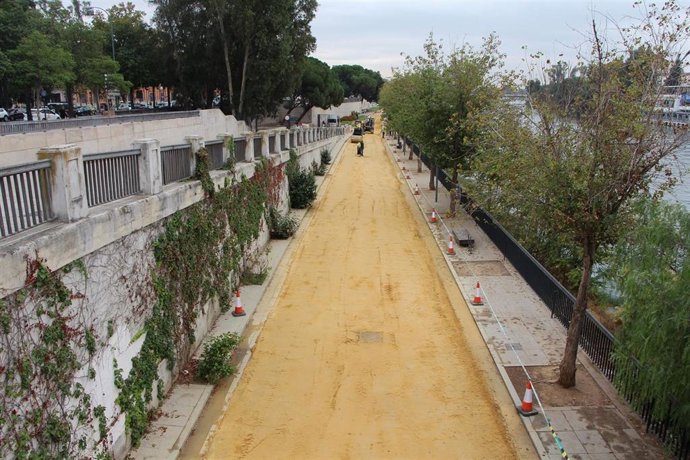Obras de mejora del pavimento del Muelle de Nueva York de Sevilla
