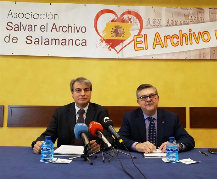 El presidente de 'Salvar el Archivo de Salamanca, Policarpo Sánchez (i), y el abogado Enrique de Santiago.