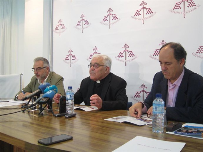 Autoridades en la presentación de la memoria de actividades 2018 de la Archidiócesis de Mérida-Badajoz