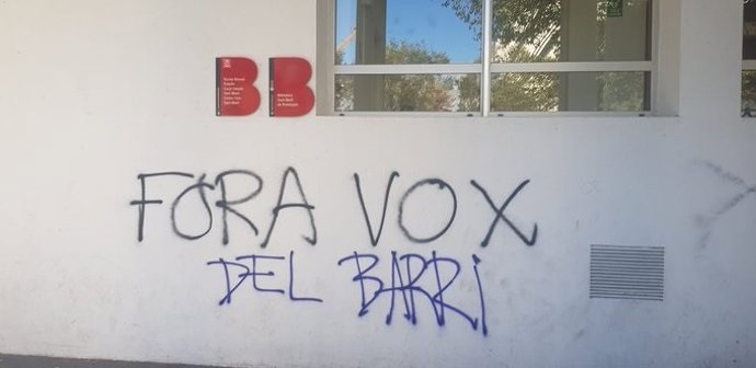 Pintadas en contra de Vox en el Centre Cívic Sant Martí donde este miércoles se celebrará un acto de campaña en Barcelona.