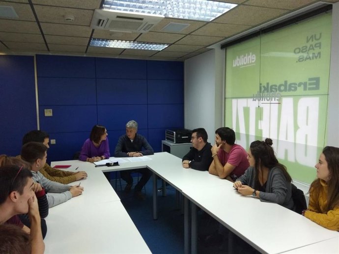 El candidato de EH Bildu al Congreso por Bizkaia, Oskar Matute, mantiene un encuentro con jóvenes en Bilbao.
