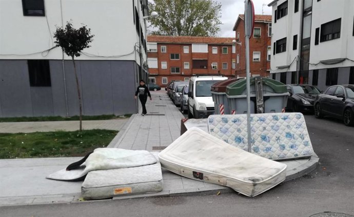 Enseres en las calles del 29 de octubre de Valladolid un día antes de la visita de Pedro Sánchez.