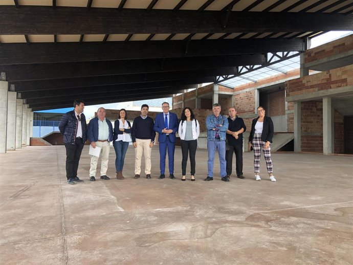Díaz (centro) visita en Villaviciosa de Córdoba la nave multiusos en construcción
