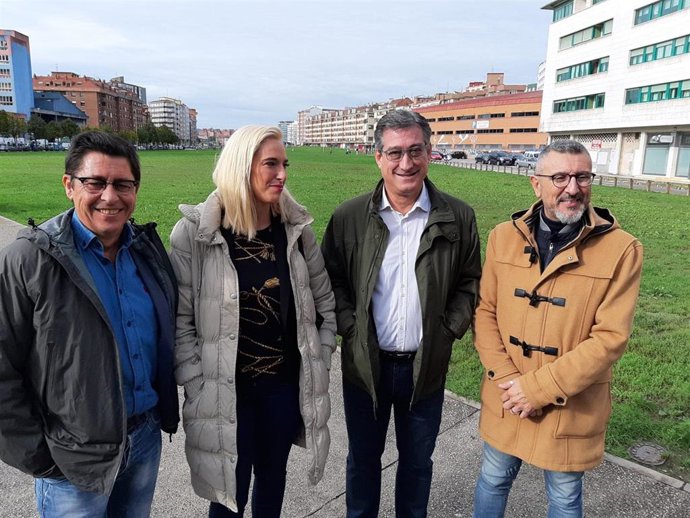 El candidato de Cs al Congreso por Asturias, Ignacio Prendes, visita el 'solarón' de Gijón