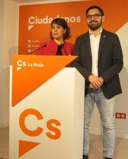 Los candidatos de Cs al Congreso y al Senado, María Luisa Alonso y Diego Ubis, en comparecencia de prensa