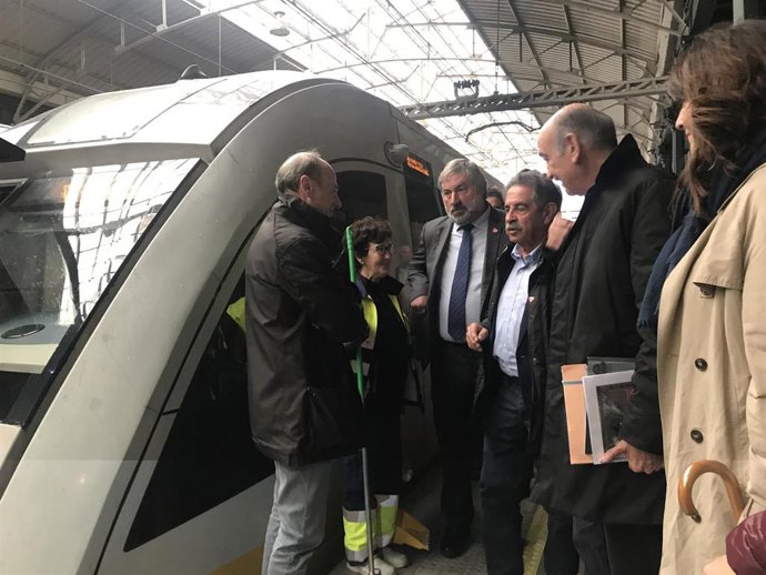 El presidente de Cantabria y secretario general del PRC, MIguel Ángel Revilla, junto a los candidatos regionalistas al Congreso y al Senado, José María Mazón y Fernando Fernández, al bajarse del tren en Bilbao